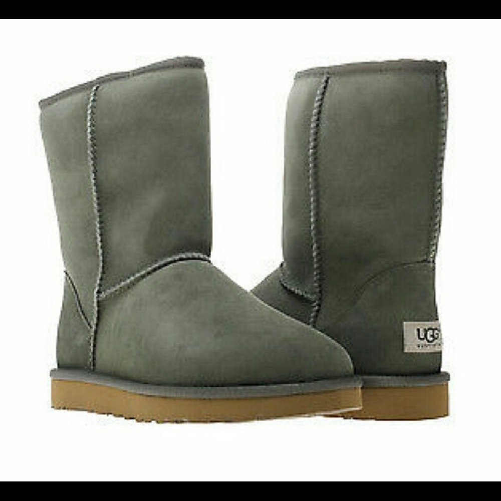 UGG olive green classic short boot in size 8